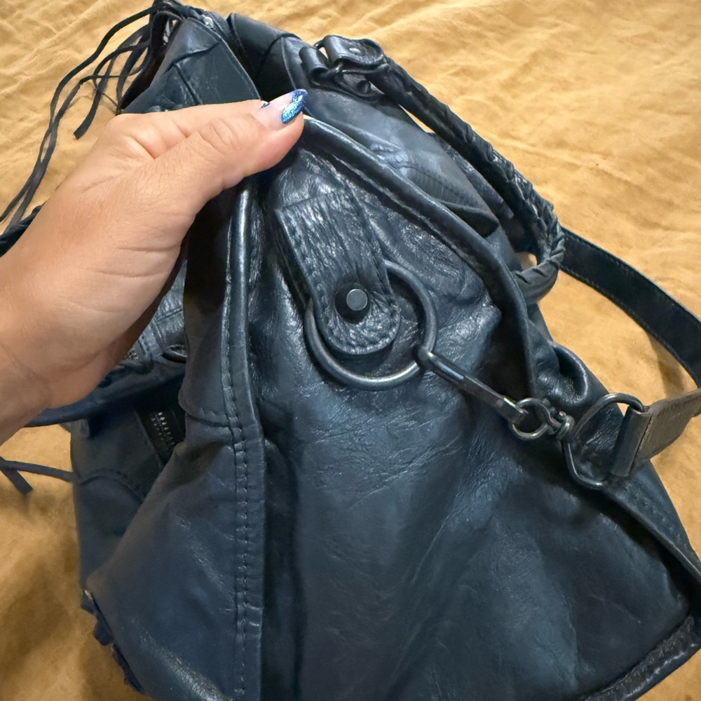 Elegant Black Leather Handbag - Picture 4 of 10